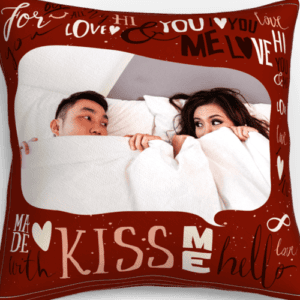 Corações e palavras de amor em fundo vermelho, casal apaixonado em cama, expressão de carinho romântico.