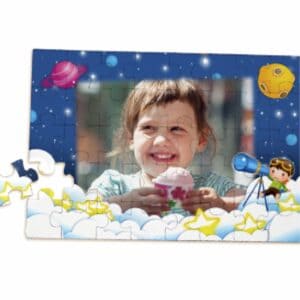 Menina sorridente com sorvete em cenário espacial, fundo de estrelas e planetas em tema infantil e divertido, preparado para montar o quebra-cabeça.