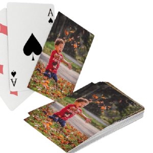 Criança brincando com folhas ao ar em parque, fotos personalizadas com efeito de jogo de cartas.