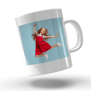 Menina pulando dentro de caneca personalizada com foto, feliz e brincando, presente exclusivo, decoração criativa.