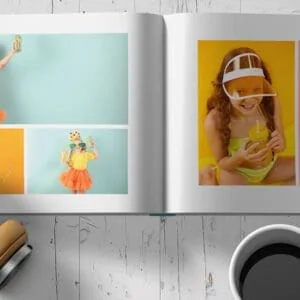 Menina com óculos de mergulho e chapéu de festa, brincando com diversão e criatividade.