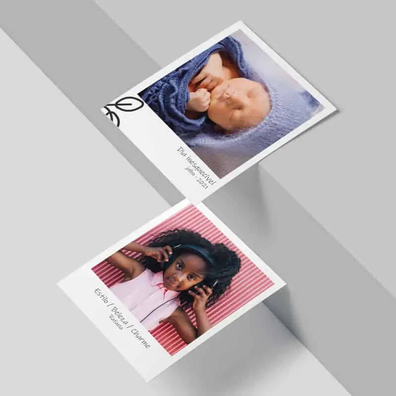 Criança branca de cabelo cacheado com fones de ouvido, estilo e charme.