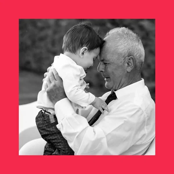 Alegria de avô e neto, momento de amor e conexão familiar, retrato de afeto e carinho entre gerações.