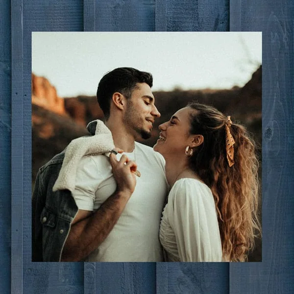 Casal feliz ao ar livre com cenário de natureza, ensaio de amor, conexão e alegria.