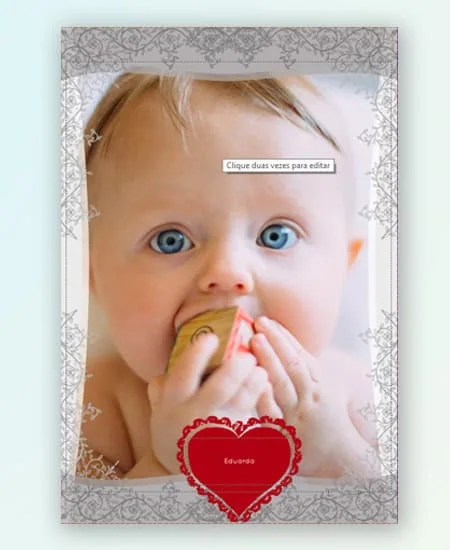 Pureza e inocência de um bebê com brinquedo de bloco de encaixar, em foto delicada e encantadora.