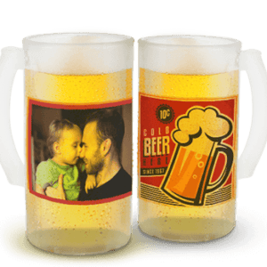 Reflexo de duas canecas de chope artesanal com desenhos de cerveja e uma foto de pai e filha brincando.