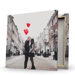 Casal apaixonado em rua urbana, momento romântico ao ar livre, clichê de amor e união.