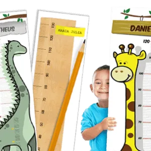 Alto-detalhe de régua de crescimento infantil com desenhos de dinossauros e menina sorridente, perfeito para registro de crescimento.