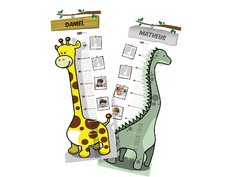 Crianças com painel de crescimento de girafa e dinossauro, decoração infantil divertida e educativa.