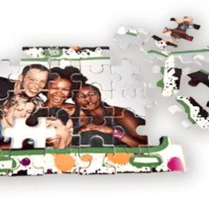 Diversas peças de quebra-cabeça formando uma imagem de pessoas sorridentes.