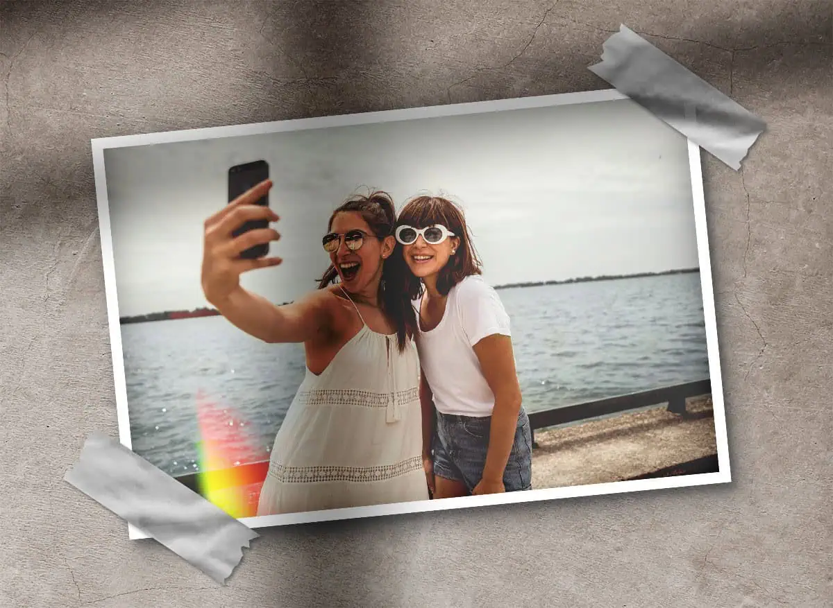 Rosto de mulheres sorridentes fazendo selfie perto do rio com óculos de sol grandes, amizades e momentos felizes.