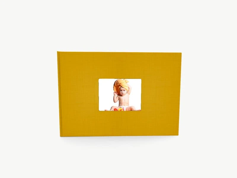 Fotolivro infantil amarelo com janela de foto centralizada.