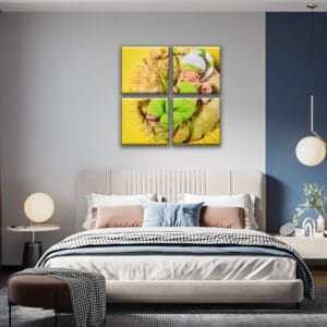 Menino recém-nascido em quadro decorativo, parede moderna e aconchegante.