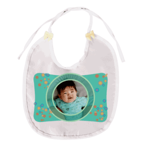 Bebê com babador impermeável da Uniko, proteção e estilo para o seu pequeno.