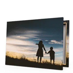 Crianças brincando ao pôr do sol em campo aberto.