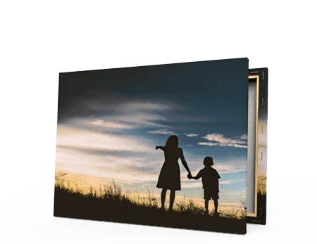 Crianças brincando ao pôr do sol em campo aberto.