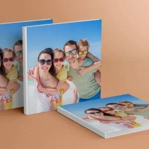 Família feliz com camisetas personalizadas, fotos em alta qualidade, presente ideal para momentos inesquecíveis.