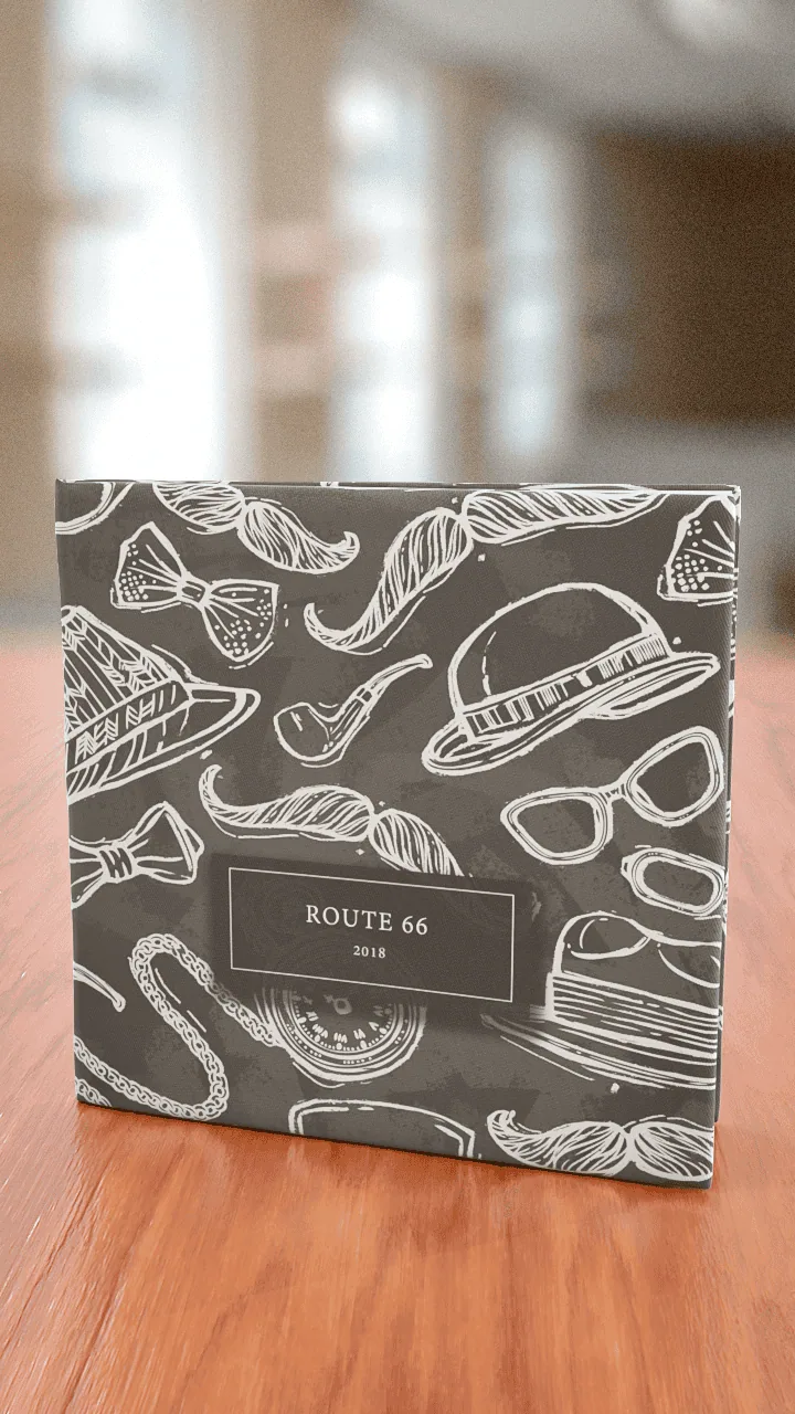 Chapéu, óculos, chapolin e elementos vintage em embalagem decorativa elegante.