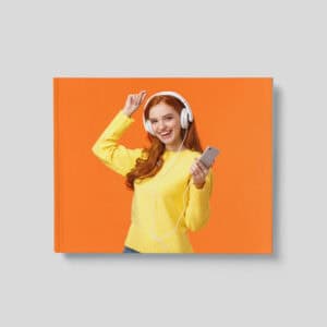 Rosa com fones de ouvido, jovem sorridente ouvindo música no smartphone, publicidade de tecnologia e inovação.