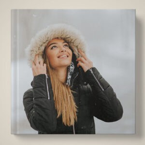 Capa de livro com mulher usando jaqueta de inverno e capuz de pelo sintético, cenário de frio.