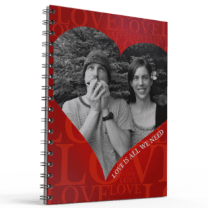 1. Caderno com capa de coração vermelho e fotos de casal apaixonado, design romântico e inspirador.