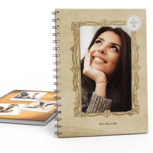 Caderno personalizado decorativo com foto de mulher sorridente.
