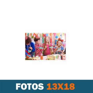 Criancas comemorando aniversário com bolo e decorações coloridas.