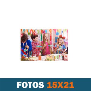 Balões coloridos e festa infantil com crianças comemorando aniversário alegremente.