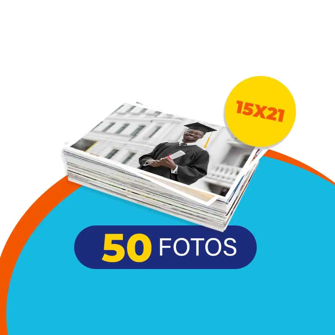 Estudante de graduação com capelo segurando diploma, ao ar livre em frente a um prédio antigo.