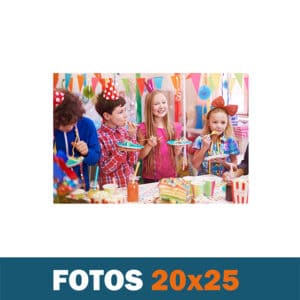 Meninos e meninas comemorando festa de aniversário com decoração colorida e bolo personalizado.
