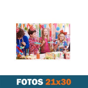 Crianças comemorando aniversário com decoração colorida e bolo em festa infantil.
