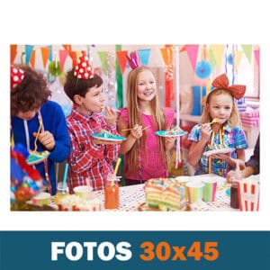 Brinquedos, festa infantil, crianças comemorando com pipoca, bolo e decoração colorida, celebração alegre e divertida.