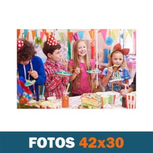 Coloridos amigos celebrando festa infantil com bolo e decoração alegre, perfeita para eventos e comemorações infantis.