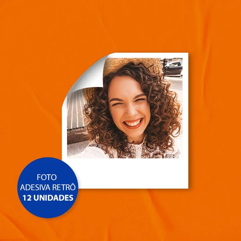 Retrato de mulher sorridente com foto adesiva retrô e fundo laranja vibrante.