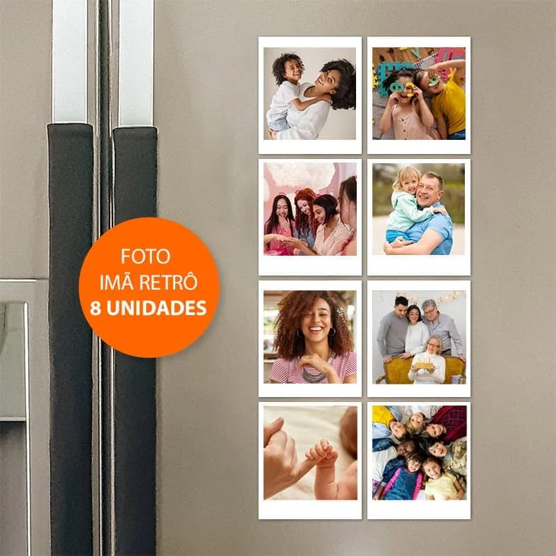 Família feliz com fotos em moldura retrô, decoração personalizada e momentos especiais em casa.