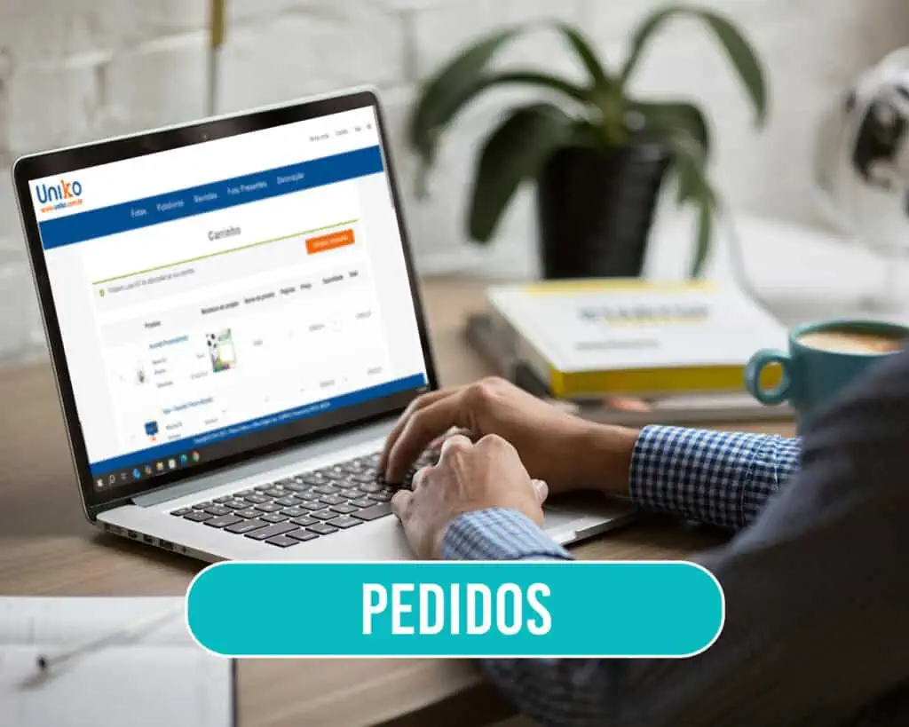 Entrega de pedidos online no site da Uniko, usando computador para gerenciar compras e pedidos de forma prática.