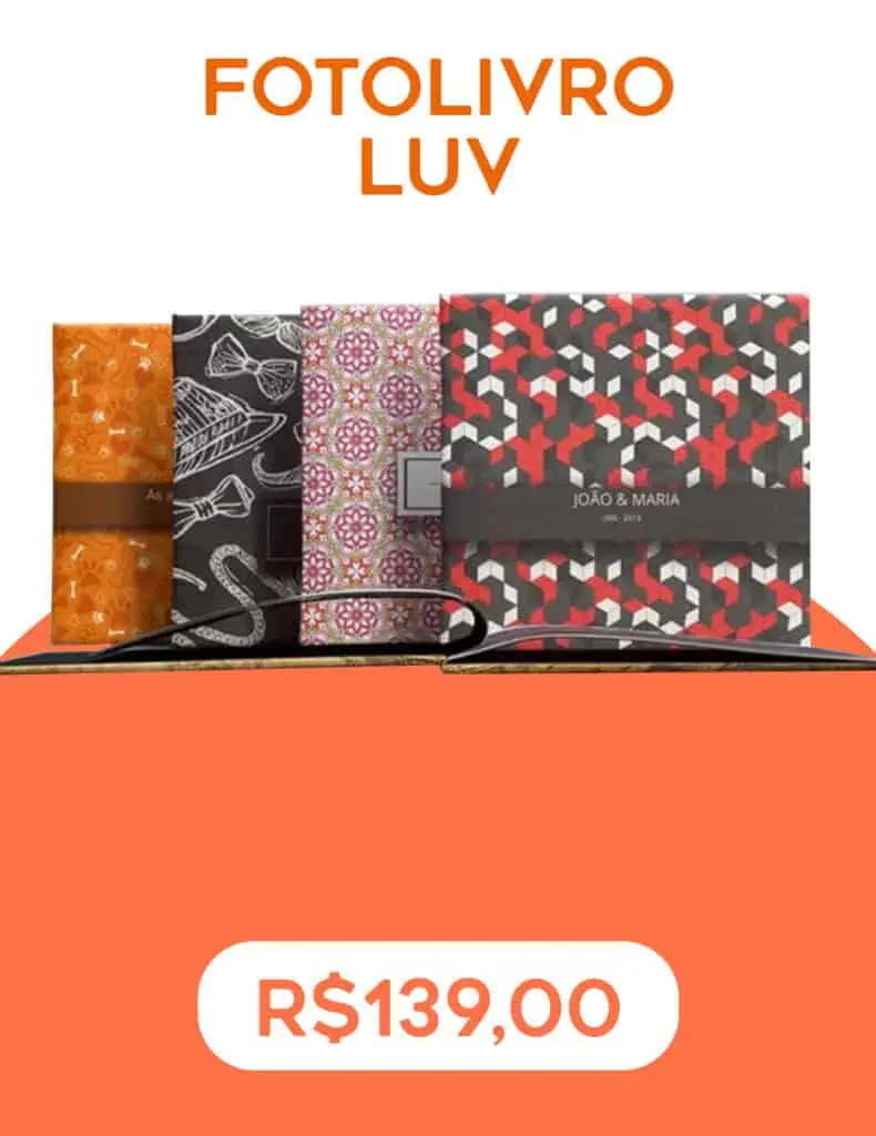 Bolo decorado com papel de presente colorido para festinhas e celebrações especiais.