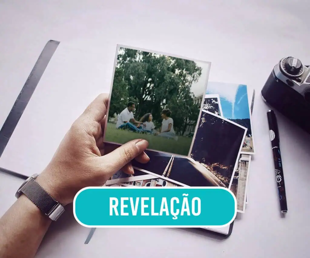 1. Fotos impressas de momentos especiais ao ar livre para revelação personalizada.